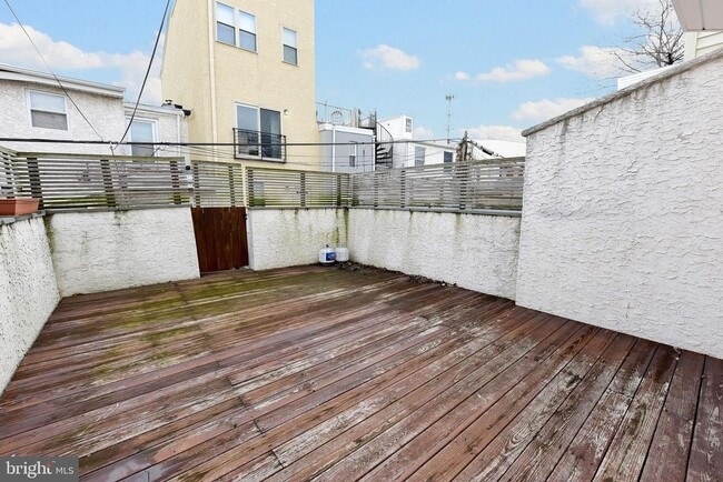 Building Photo - 2012 Carpenter St