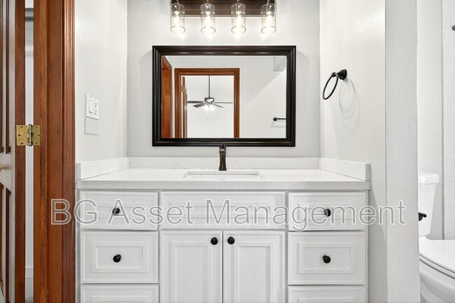 Building Photo - 2079 Ascot Dr