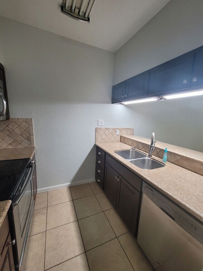 Building Photo - 7079 N Holiday