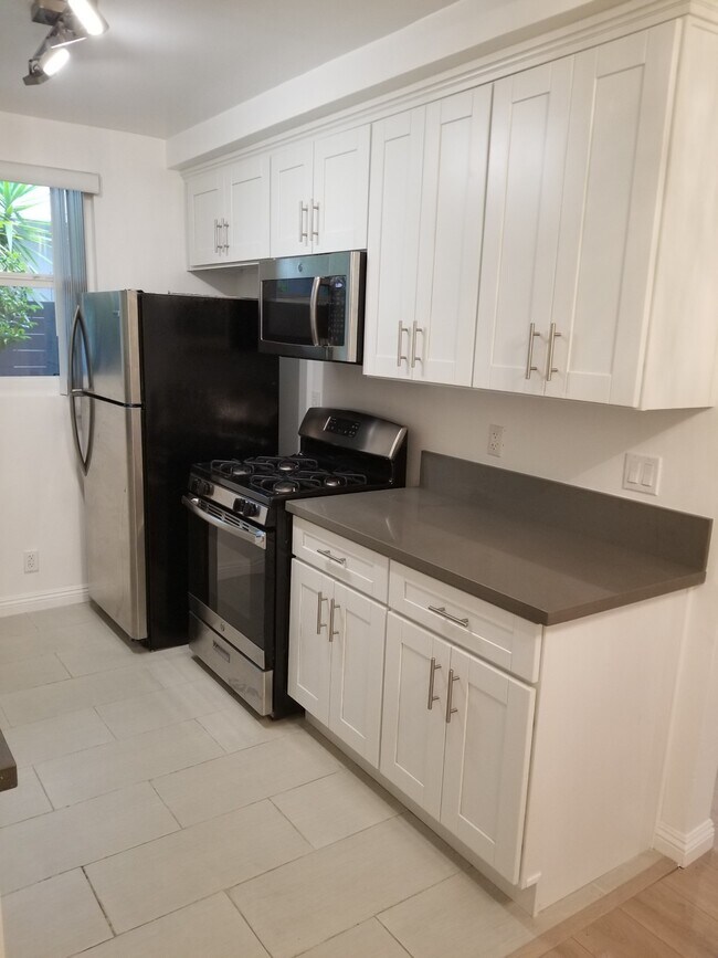 Building Photo - 1132 S Oakhurst Dr