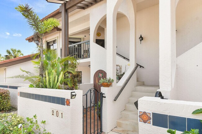 Building Photo - 6040 SE Martinique Dr