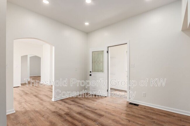 Building Photo - 865 Old Leonard Ave