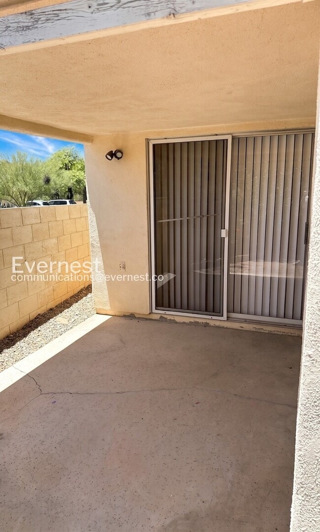 Building Photo - 2 Bed/2 Bath Home with Fenced Yard & Garage / Pet-Friendly / Vouchers Accepted / Available Soon!