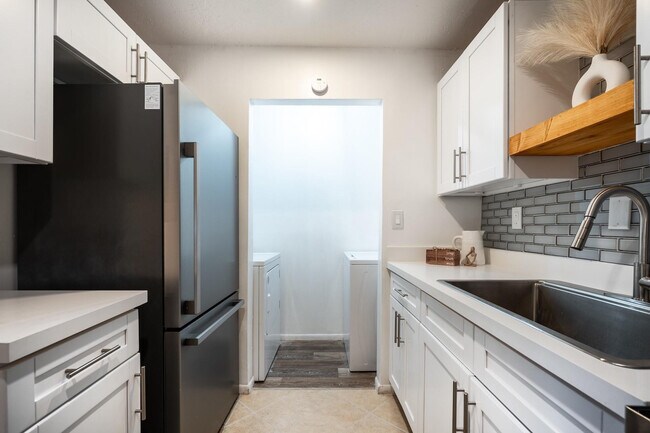 Building Photo - 927 N E St