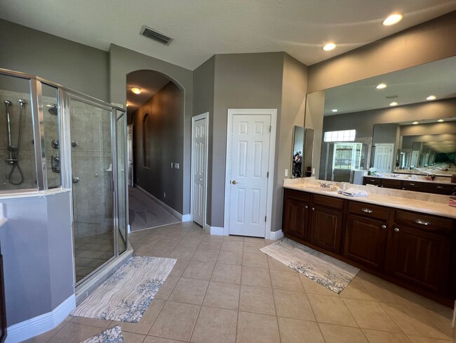 Building Photo - Beautiful 5 Bed 4 Bath Pool Home in the gu...