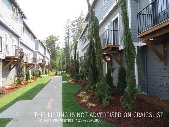 Building Photo - Double Master Bedrooms and a HUGE Bonus Ro...