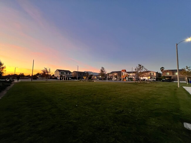 Building Photo - 762 S Sumac Ln