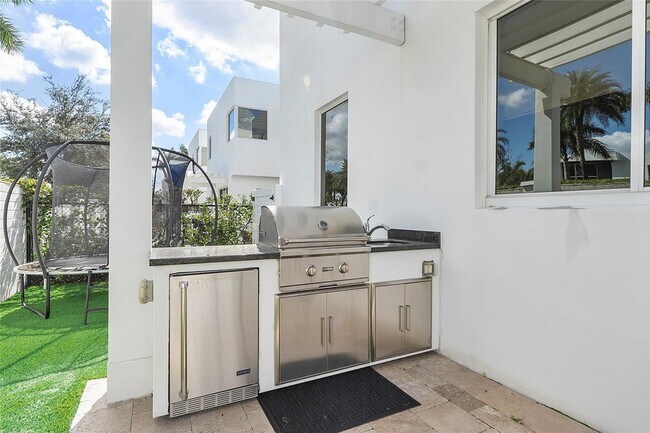 Building Photo - 7477 NW 99th Ave