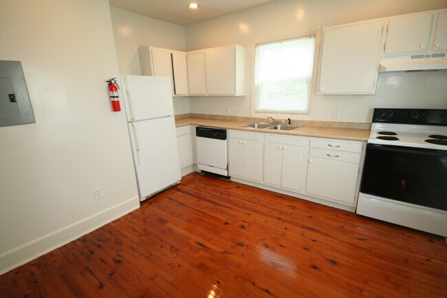 Building Photo - Spacious 1st Floor Apt - 1/2 Block to Duke - HUGE Fenced Yd