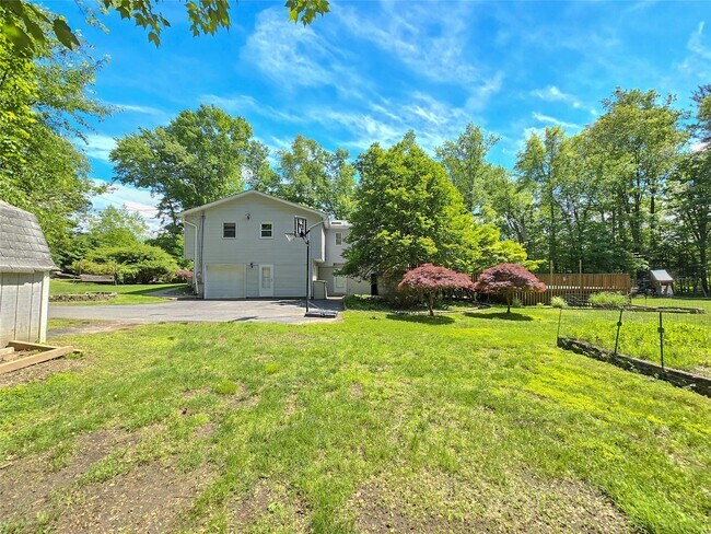 Building Photo - 241 Summit Park Rd