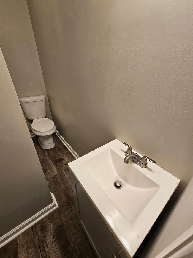 Building Photo - 2 Bedroom 1 Bath Downstairs apartment in t...