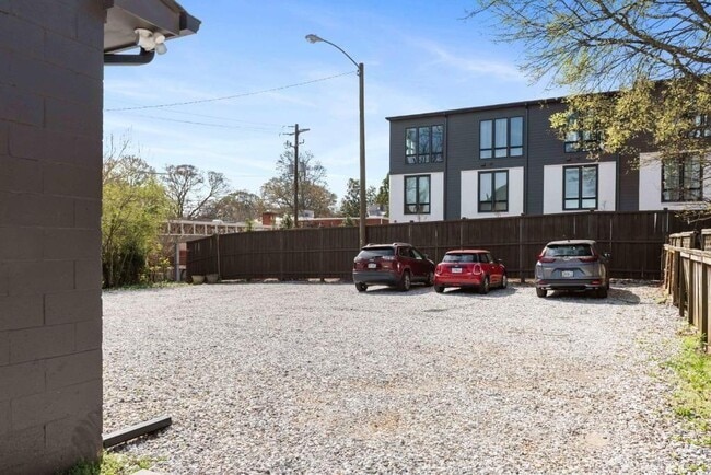 Building Photo - 955 Wylie St SE