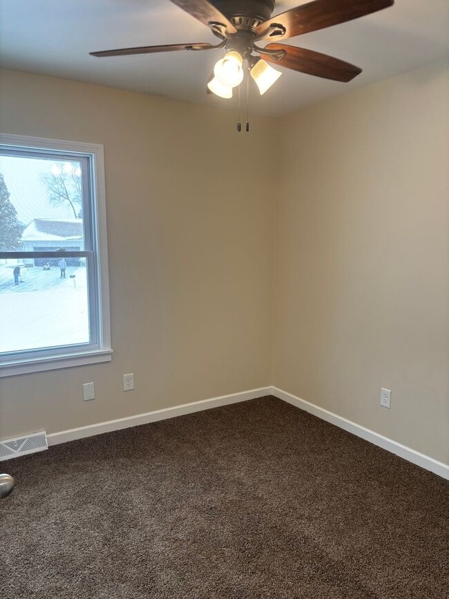 Building Photo - 3 Bedroom, 2 Bath Single Family Home in Clinton, IA