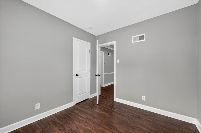 Building Photo - 725 Berick Dr