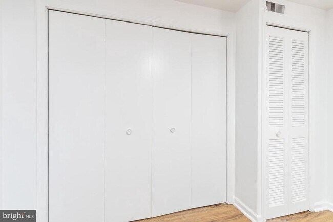 Building Photo - 422 S 15th St