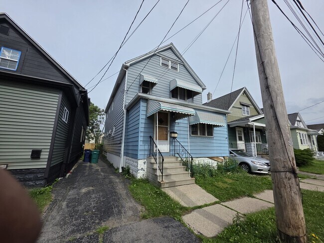 Building Photo - 325 Barnard St