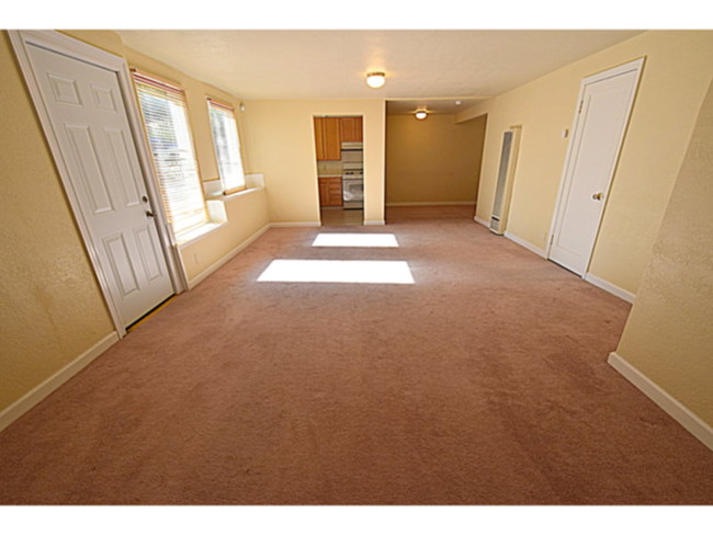 Building Photo - NEW LISTING! Cozy, Charm. Studio, Jr. 1BR,...