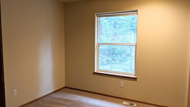Building Photo - Spacious Four Bedroom in Great Location!