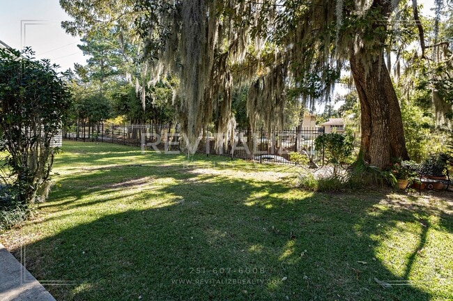 Building Photo - Charming 3-Level Home with Water Access in...