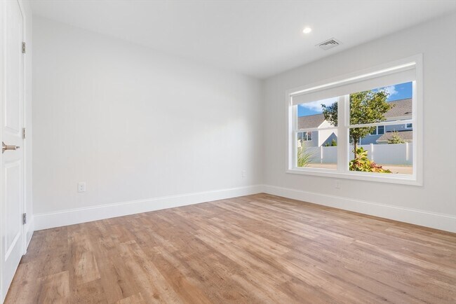 Building Photo - 574-576 State St