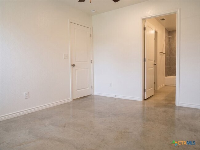 Building Photo - 514 Lost Trl