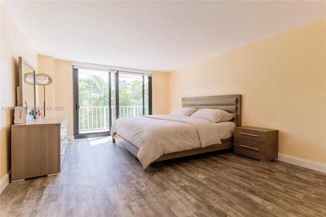 Building Photo - 290 174th St St