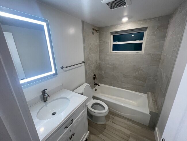 Building Photo - 127 Monroe Dr