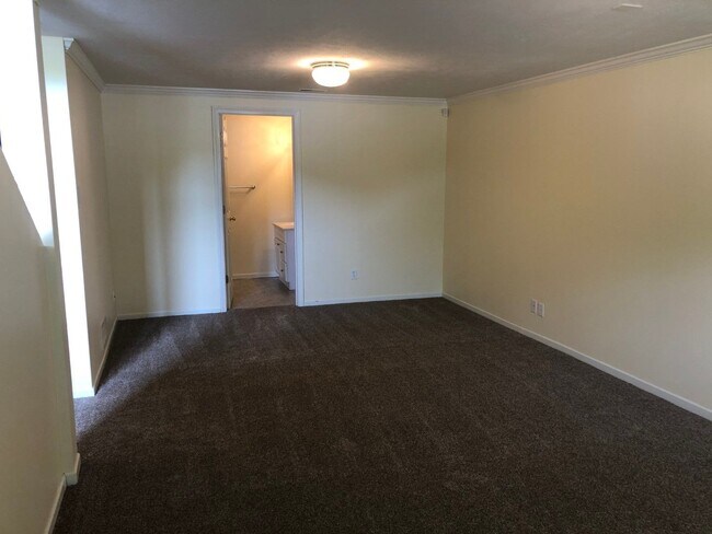 Building Photo - Great Home For Rent in Bellevue!