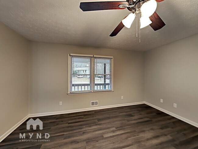 Building Photo - 5657 Riding Woods Dr SW