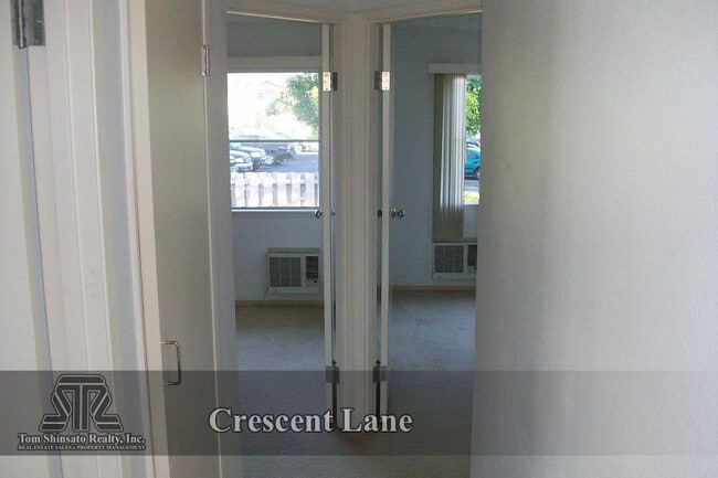 Building Photo - 2 bed/2 bath/2 park top floor townhouse in...
