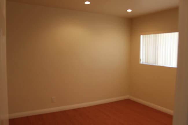 Building Photo - ( ( ( CUTE 4 BEDROOM 2 BATH ONE STORY HOUS...