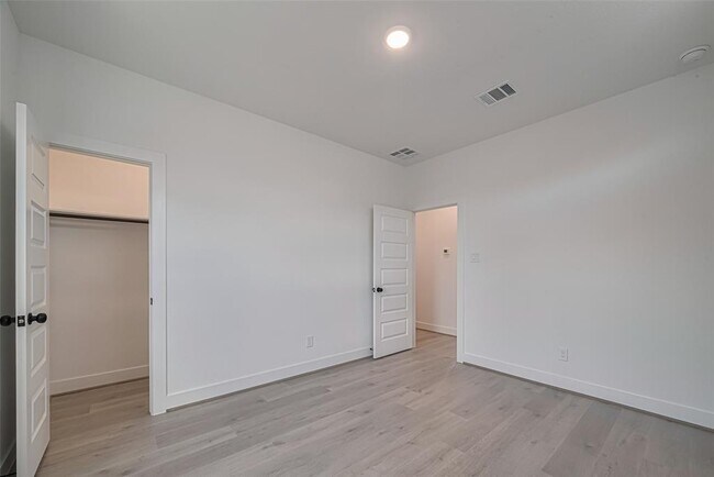 Building Photo - 1348 W 24th St
