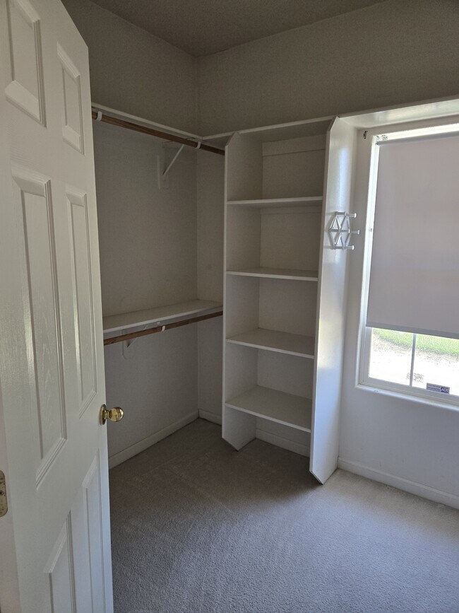 Building Photo - 561 Bluejay Ave