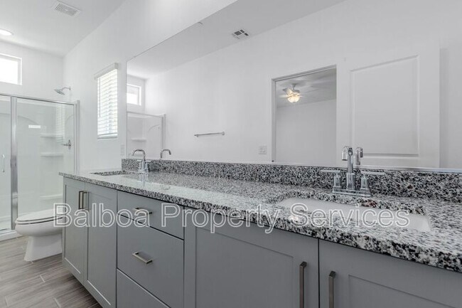 Building Photo - 1318 S 105th Pl
