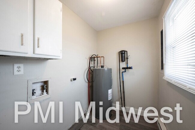 Building Photo - "Cozy 2-Bed Oasis in New Palestine with 800 Sq Ft of Comfort!"