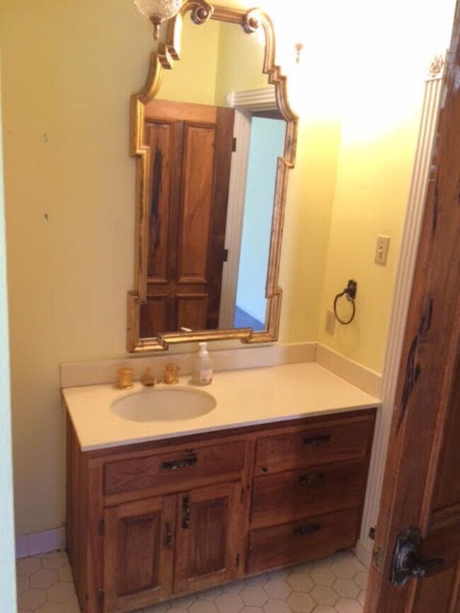 Building Photo - Great home at entrance of Bocage Jefferson Place Subdivision