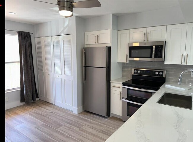 Building Photo - 14527 Bonaire Blvd