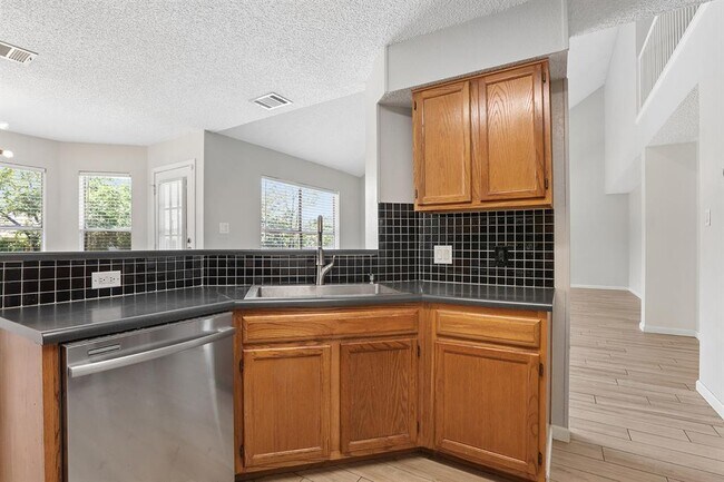 Building Photo - 15301 Ecorio Dr