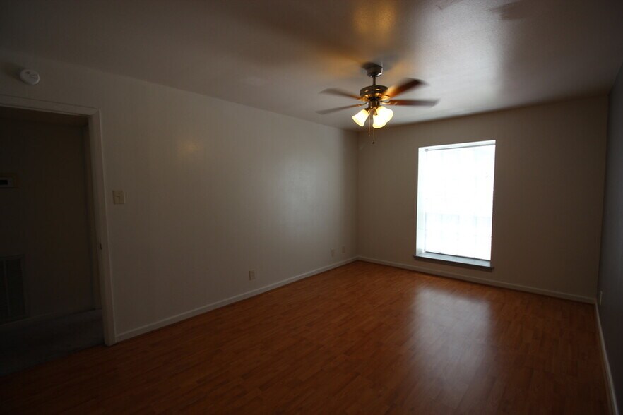 Building Photo - 8401 N New Braunfels Ave