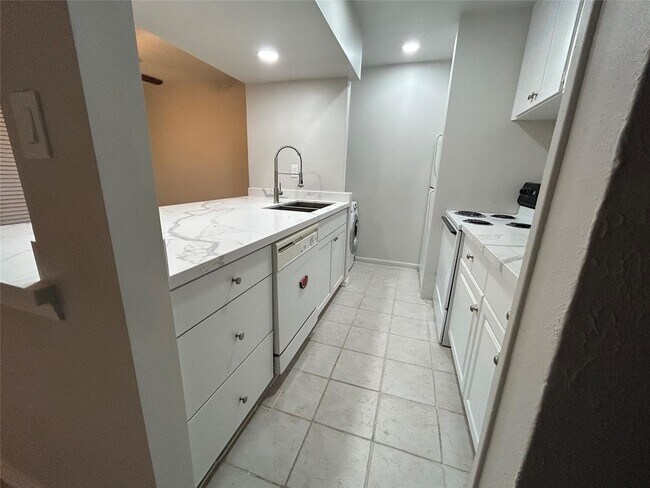 Building Photo - 5343 Richmond Ave