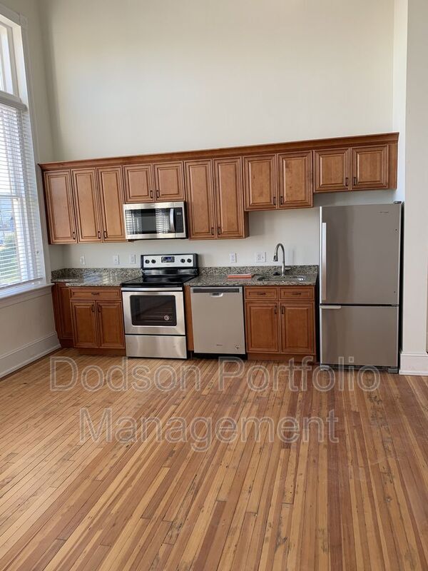 Building Photo - 900 St James St