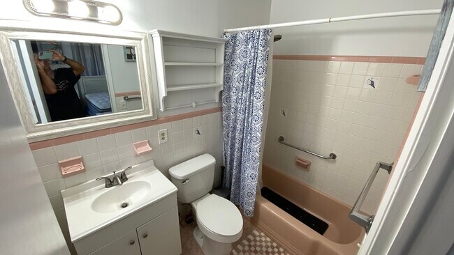 Building Photo - 2545 SE 1st Ct