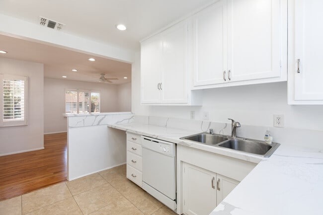 Building Photo - 5726 Lasaine Ave