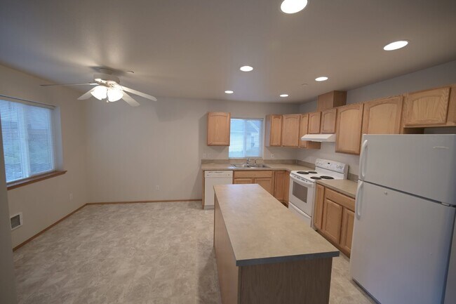 Building Photo - Super clean 2 bed 1 bath apartment in Port...
