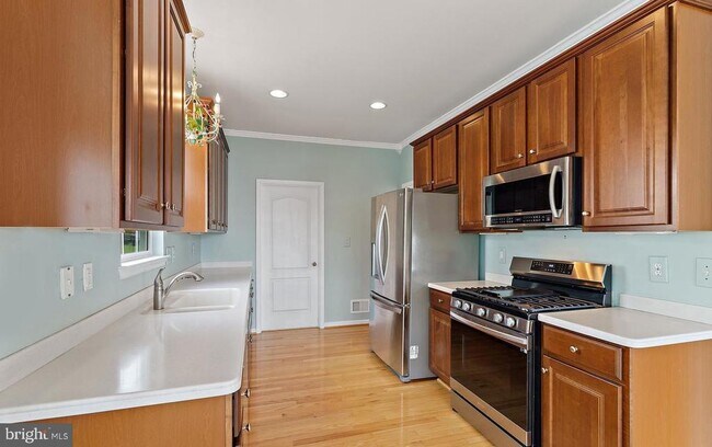 Building Photo - 575 Hunters Rd