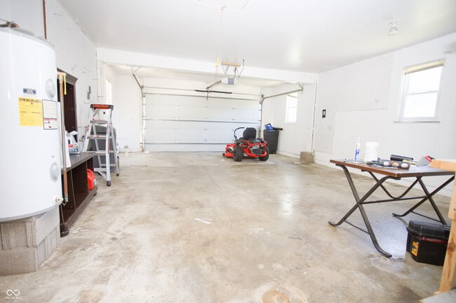 Building Photo - 150 E Beechwood Ln