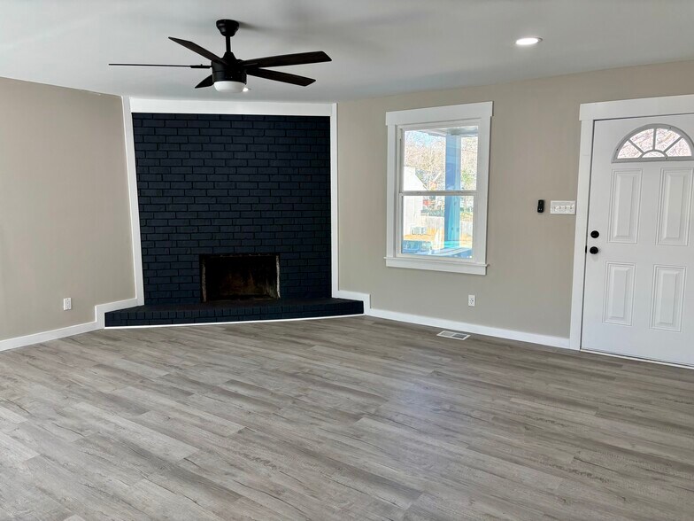 Building Photo - 1136 Chadford Rd