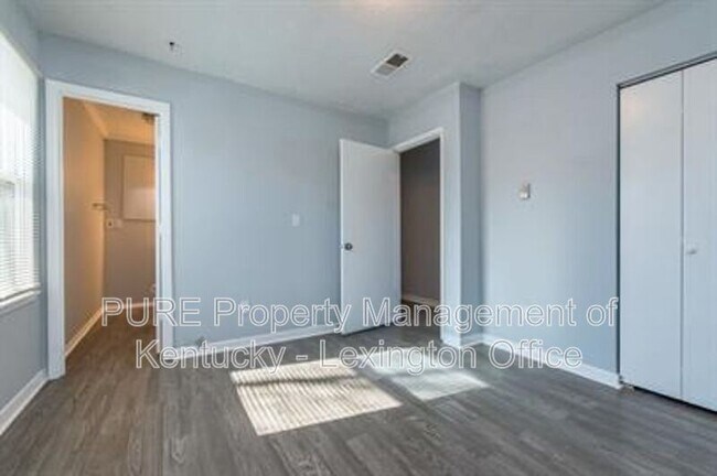 Building Photo - 304 Woodcross Pl