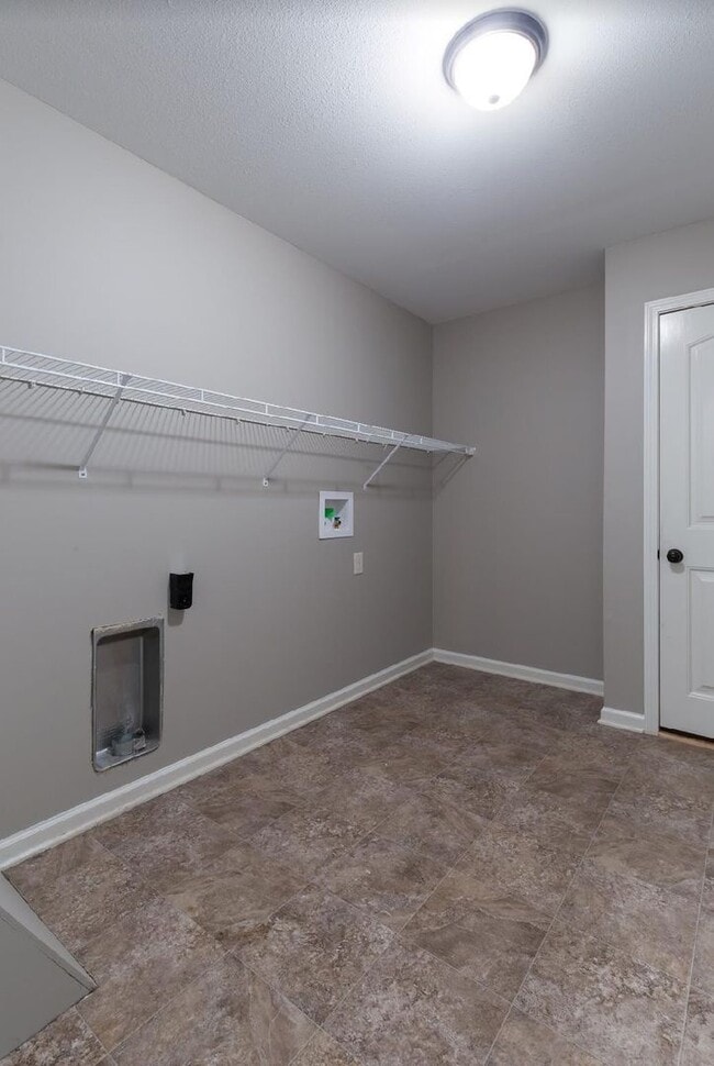 Building Photo - 3 Bedroom Dog Friendly Home For Rent!