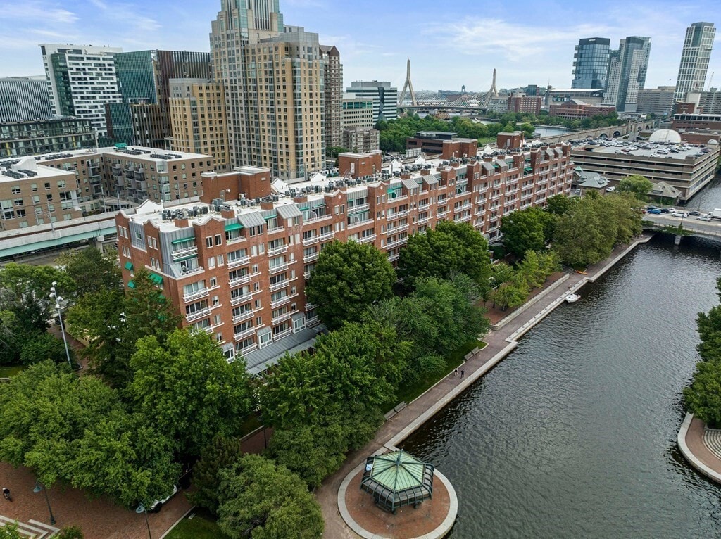 Building Photo - 2 Canal Park